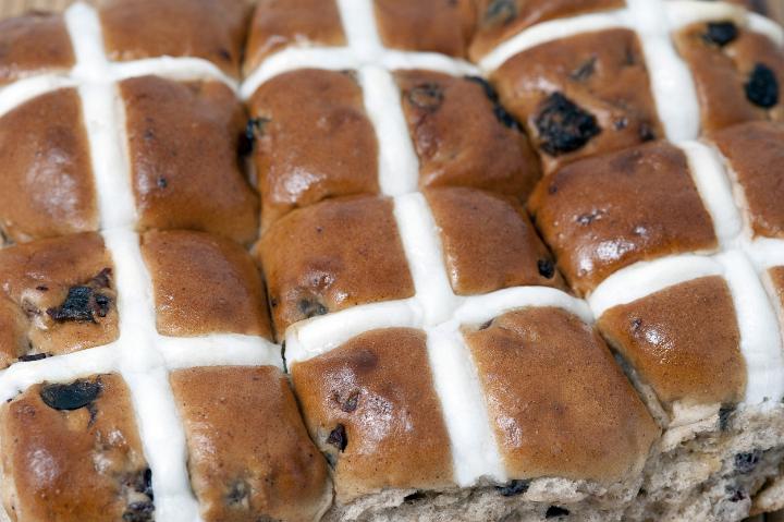 hotcross_buns.jpg - Batch of freshly baked spicy Hot Cross Buns showing the white glazed symbolic crosses on the top