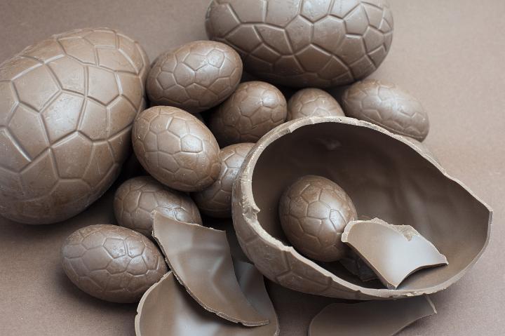 broken_easter_egg.jpg - Collection of various sized chocolate Easter Eggs with one large broken one in the foreground